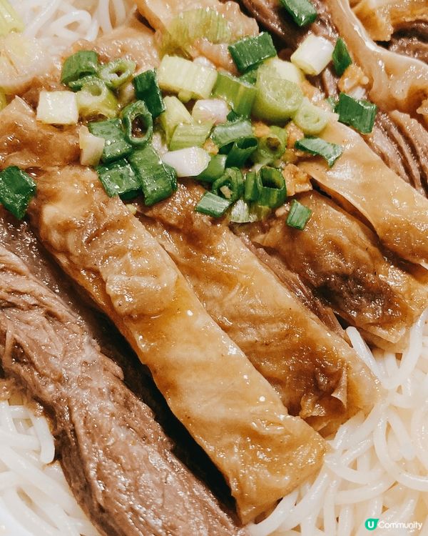 宵夜來一碗香濃美味的崩沙腩米粉，可說是人間極品！崩沙腩是牛腩...