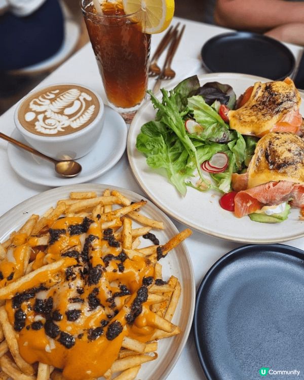 薯條配上芝士魚子醬，非常香脆，囗感更豐富，配埋杯拉花即磨咖啡...