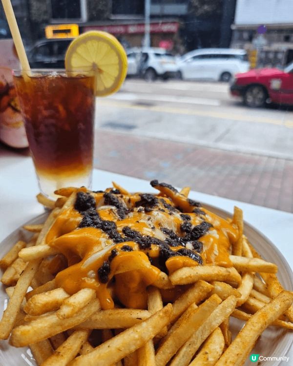 薯條配上芝士魚子醬，非常香脆，囗感更豐富，配埋杯拉花即磨咖啡...