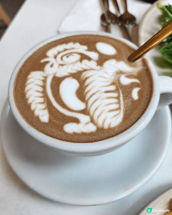 薯條配上芝士魚子醬，非常香脆，囗感更豐富，配埋杯拉花即磨咖啡...