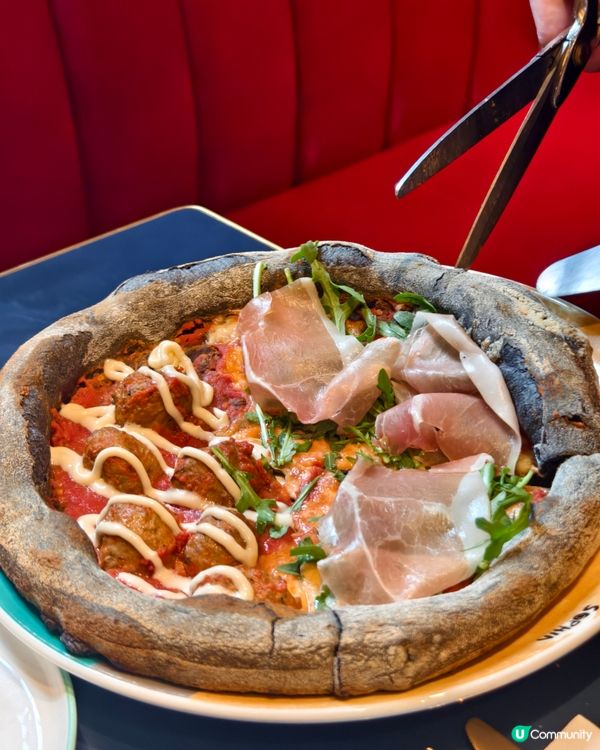 罕見charcoal pizza，口感豐富