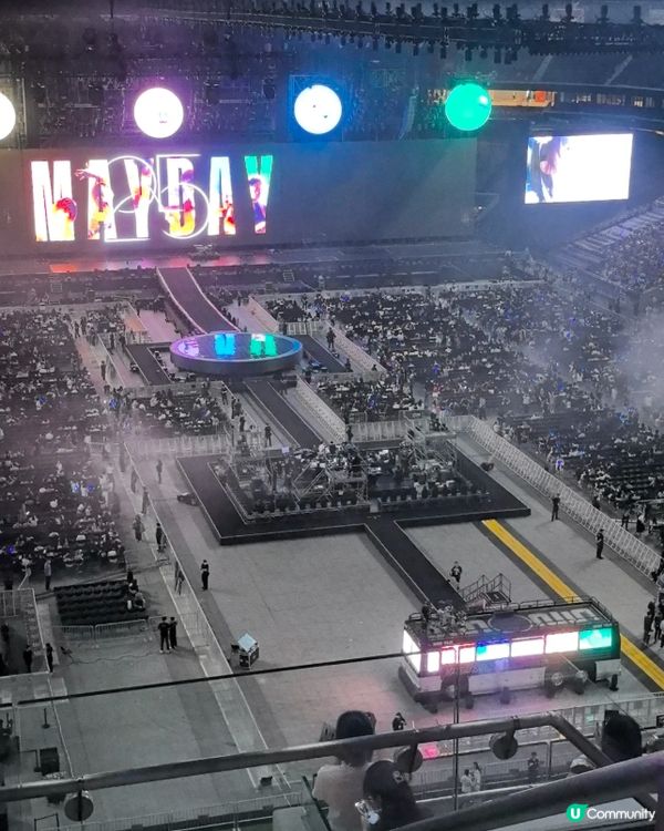 官方周邊，買到手軟。🛍