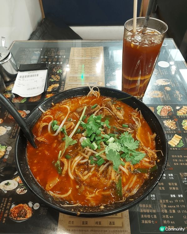 荃灣雲桂香，開業多年，人潮有增無減，腩肉出色，湯底濃郁，一試...