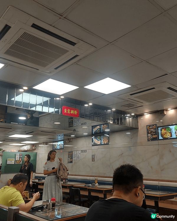 荃灣雲桂香，開業多年，人潮有增無減，腩肉出色，湯底濃郁，一試...