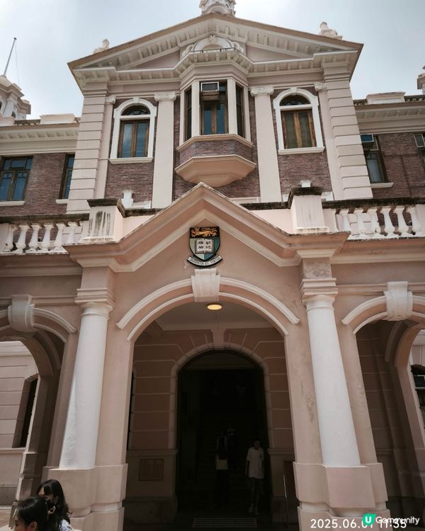 香港大學星期日遊客多過學生