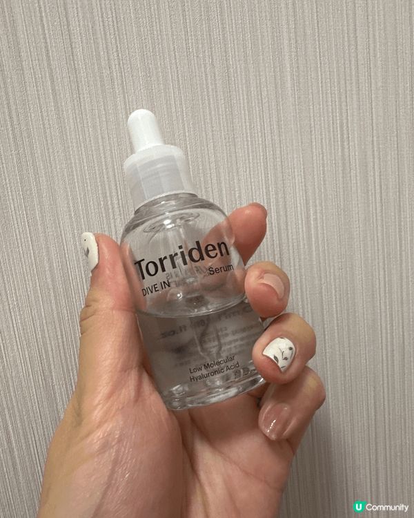 上妝前一定會用保濕水及精華保濕，打個靚底。出街影相前會用蜜粉...