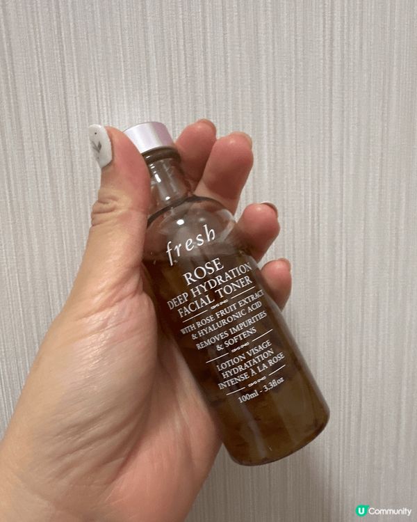 上妝前一定會用保濕水及精華保濕，打個靚底。出街影相前會用蜜粉...