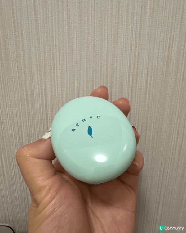 上妝前一定會用保濕水及精華保濕，打個靚底。出街影相前會用蜜粉...