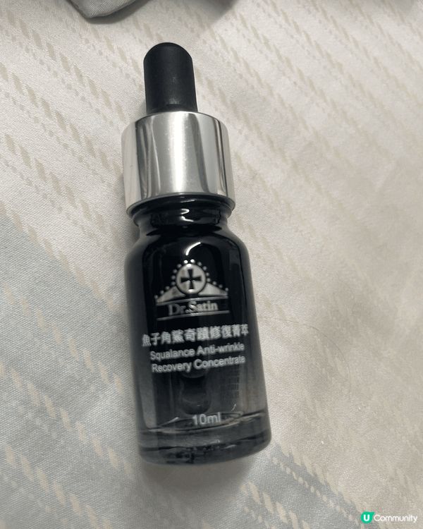 一支保濕精華是護膚必備品，富含玻尿酸、甘油等成分，能深層補水...