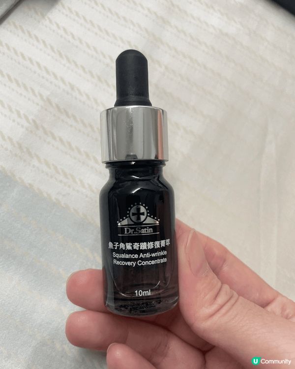 一支保濕精華是護膚必備品，富含玻尿酸、甘油等成分，能深層補水...