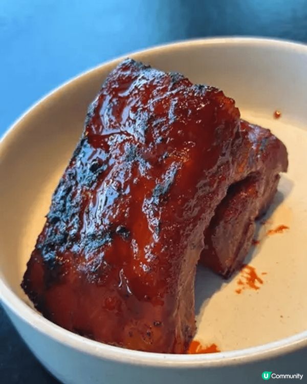 藏身石塘咀181酒店三樓的**The Praya**，將傳統...