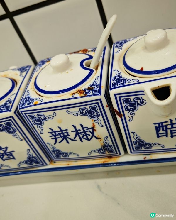 劉興記瀨尿蝦爆汁生煎包的確食嘅時候要好小心, 畀佢彈到四圍係