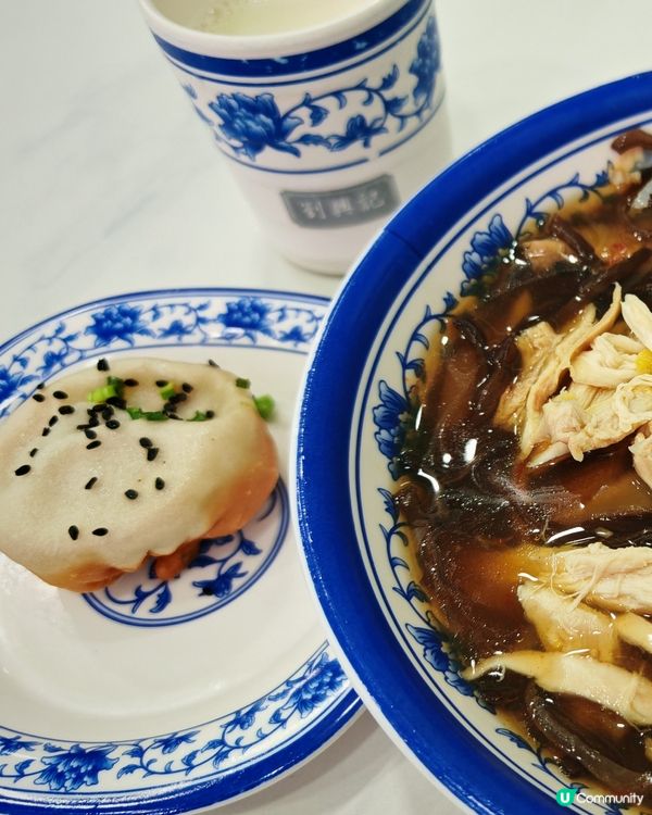 劉興記瀨尿蝦爆汁生煎包的確食嘅時候要好小心, 畀佢彈到四圍係