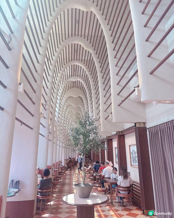 歐陸教堂建築風 + 紅白地磚 Cafe