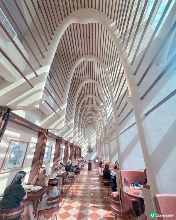 歐陸教堂建築風 + 紅白地磚 Cafe