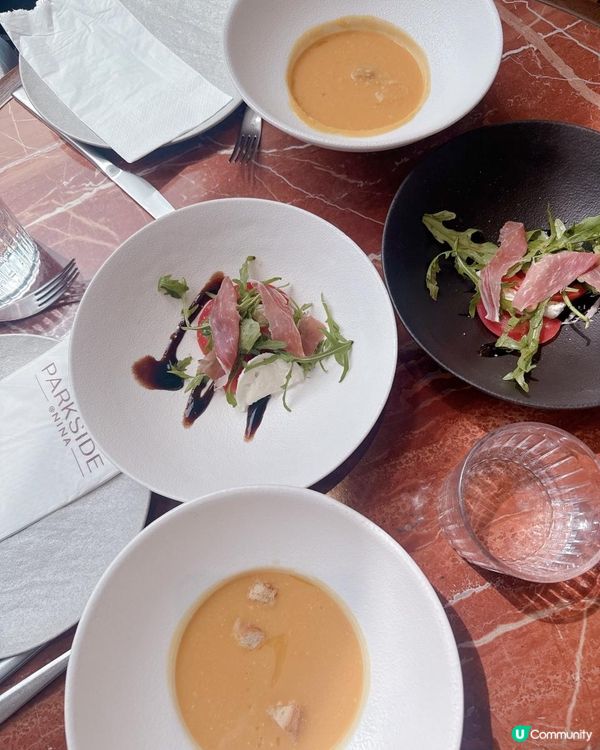 歐陸教堂建築風 + 紅白地磚 Cafe