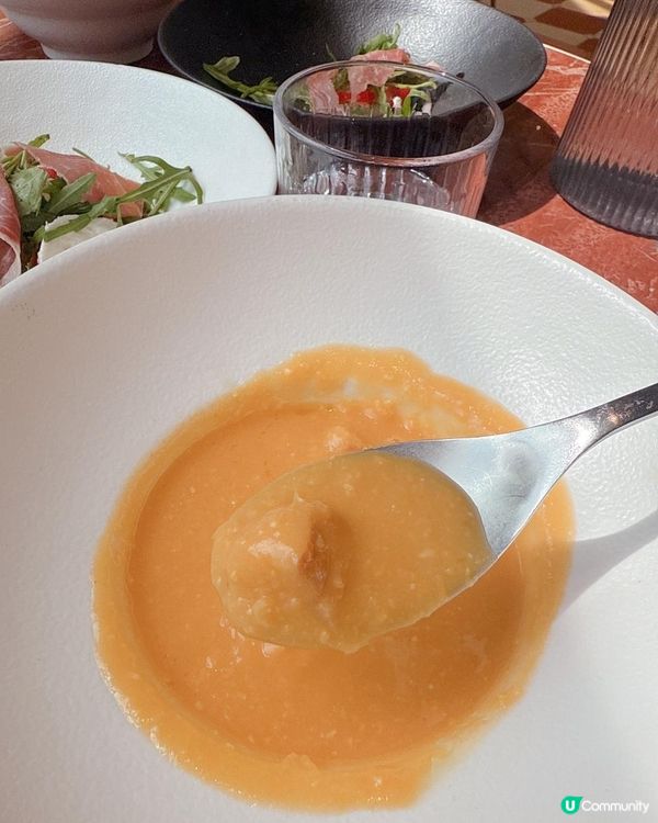 歐陸教堂建築風 + 紅白地磚 Cafe