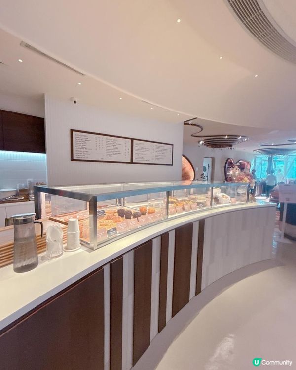 歐陸教堂建築風 + 紅白地磚 Cafe