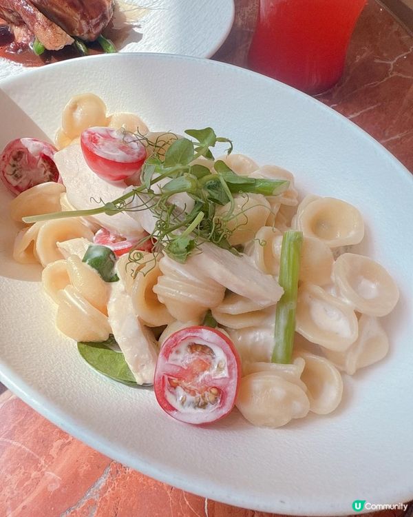 歐陸教堂建築風 + 紅白地磚 Cafe