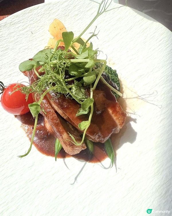 歐陸教堂建築風 + 紅白地磚 Cafe