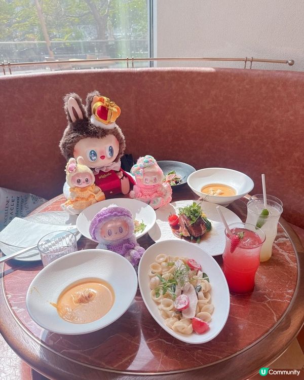 歐陸教堂建築風 + 紅白地磚 Cafe