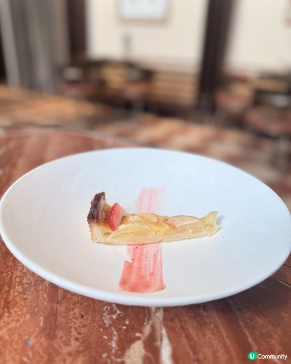 歐陸教堂建築風 + 紅白地磚 Cafe