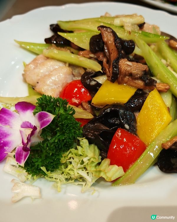 龍躉蒸頭腩,西芹炒龍躉肉.