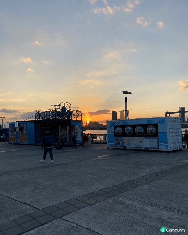 台北大稻埕一邊享受日落的美景一邊品嚐美食攤檔的美食，真寫意！...