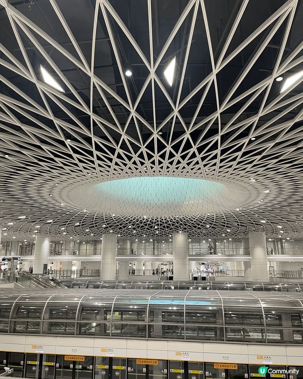 「深圳之眼」是深圳崗廈北綜合交通樞紐的核心景觀，以其極具未來...