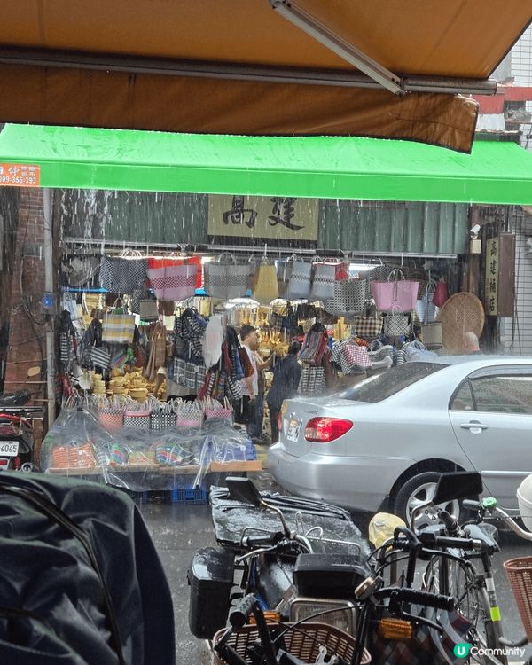 台北迪化街的高建，非常多日本旅客買手信，但下大雨而得泠清，只...