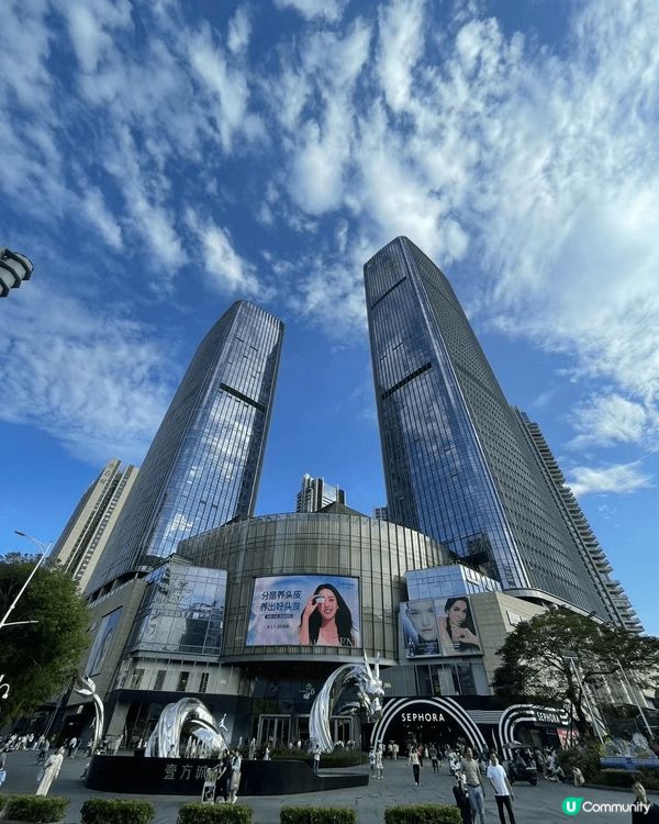高聳入雲的高樓大廈與藍天白雲，是個非常不錯的打卡地點。