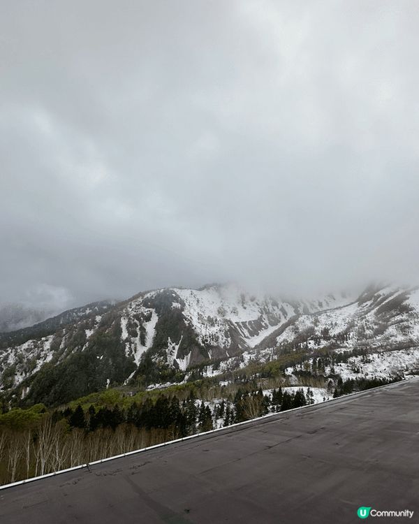 立山黑部於每年春天開山，兩邊16米高嘅大雪場成為咗遊客嘅打卡...