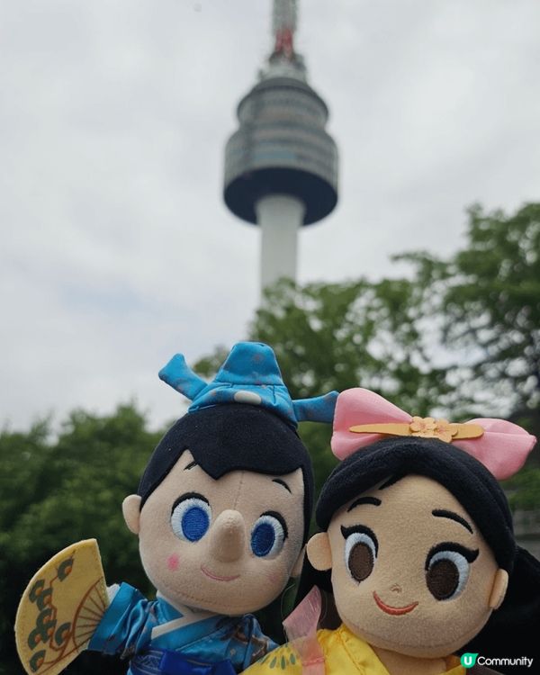 位於首爾的首爾塔，可以飽覽首爾迷人的景色，而且塔上有很多商店...