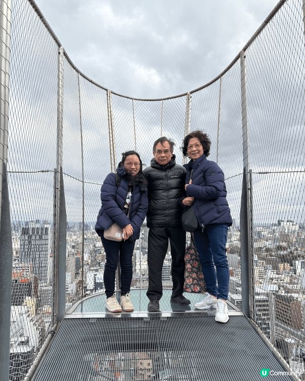 這是位於大阪的通天閣照片，有別於其他觀光塔，它有一個露天的玻...