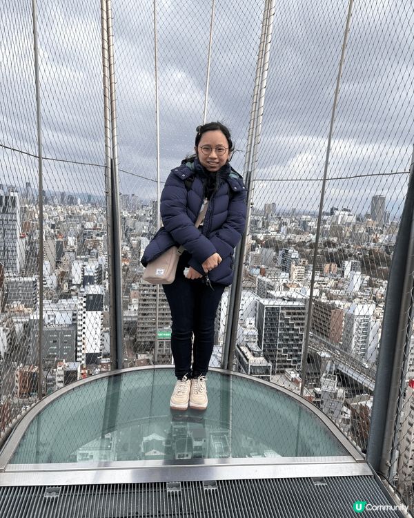 這是位於大阪的通天閣照片，有別於其他觀光塔，它有一個露天的玻...