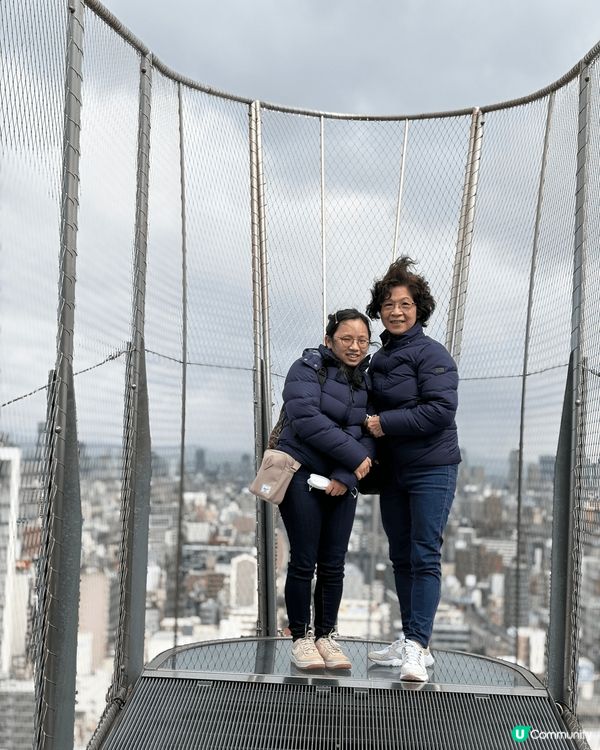 這是位於大阪的通天閣照片，有別於其他觀光塔，它有一個露天的玻...