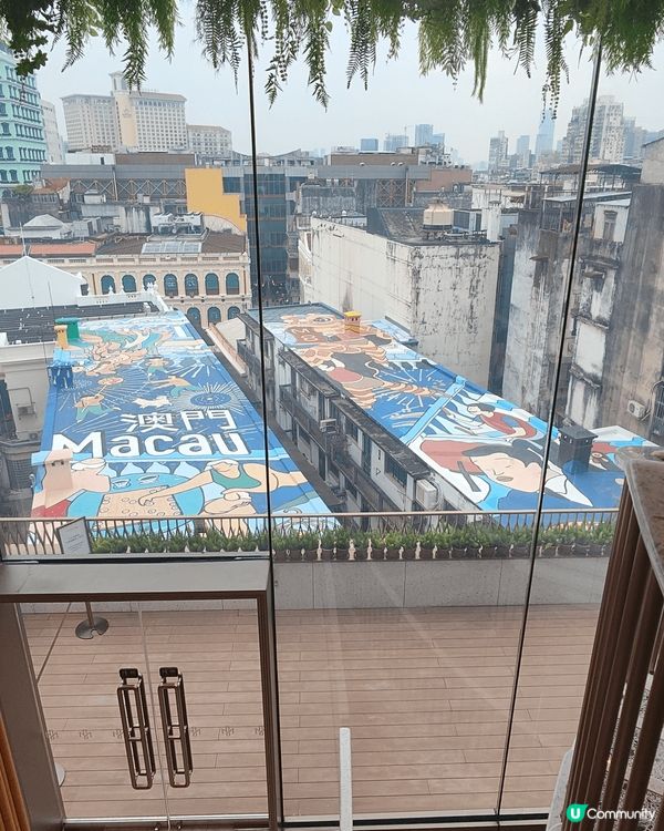 澳門最新天台壁畫打卡點M8商場，鄰近議事亭前地，B1至3樓係...