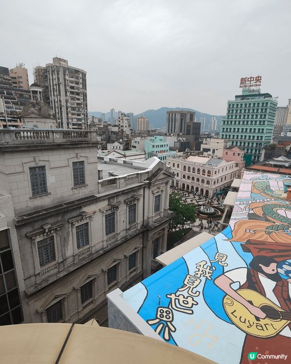 澳門最新天台壁畫打卡點M8商場，鄰近議事亭前地，B1至3樓係...