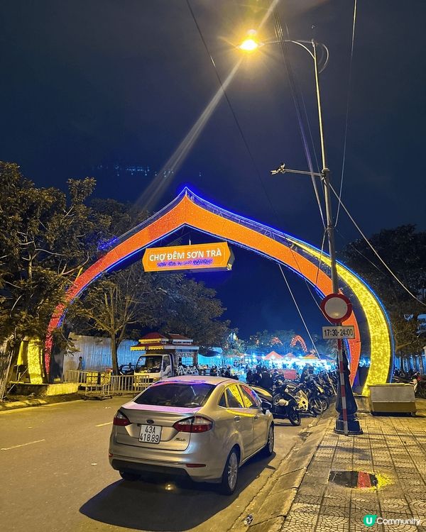 越南峴港著名景點「山茶夜市」，十字型的結構，提供食物攤檔、手...