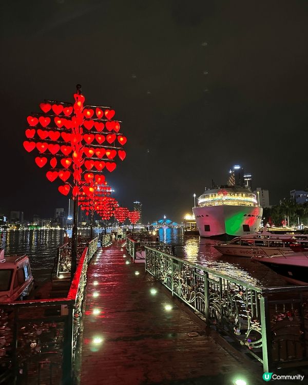 越南峴港著名景點「山茶夜市」，十字型的結構，提供食物攤檔、手...