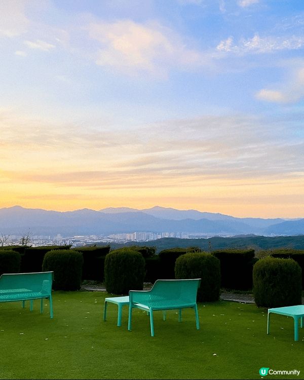 春川唔只春川辣雞出名，仲有間充滿希臘風嘅cafe，吸引好多人...