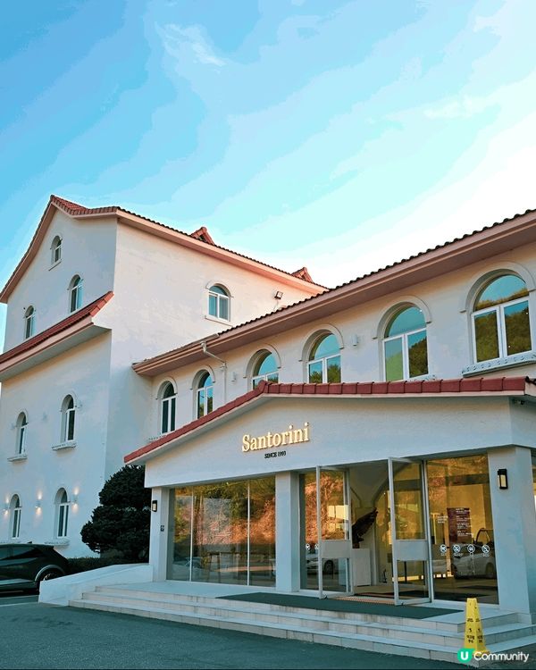 春川唔只春川辣雞出名，仲有間充滿希臘風嘅cafe，吸引好多人...