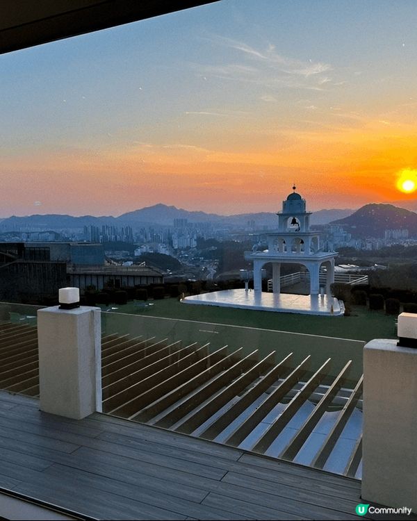 春川唔只春川辣雞出名，仲有間充滿希臘風嘅cafe，吸引好多人...