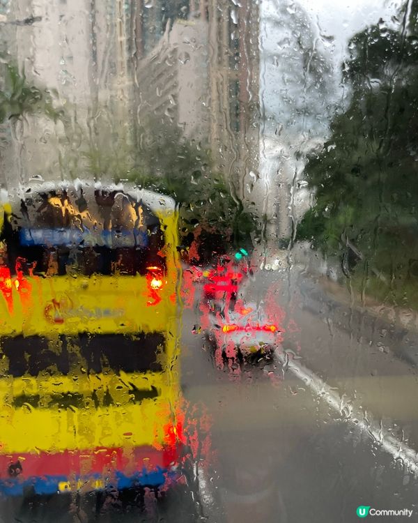 雨水與車窗共舞🌧️