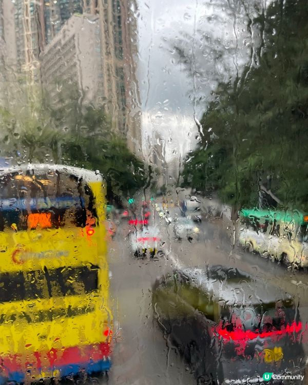 雨水與車窗共舞🌧️
