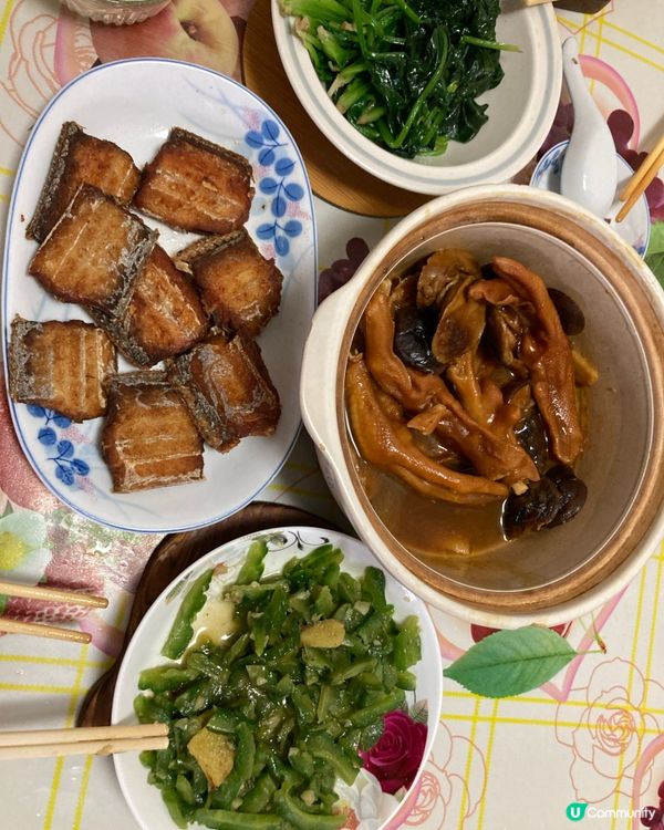 媽媽的美食配合着美麗的雞蛋花