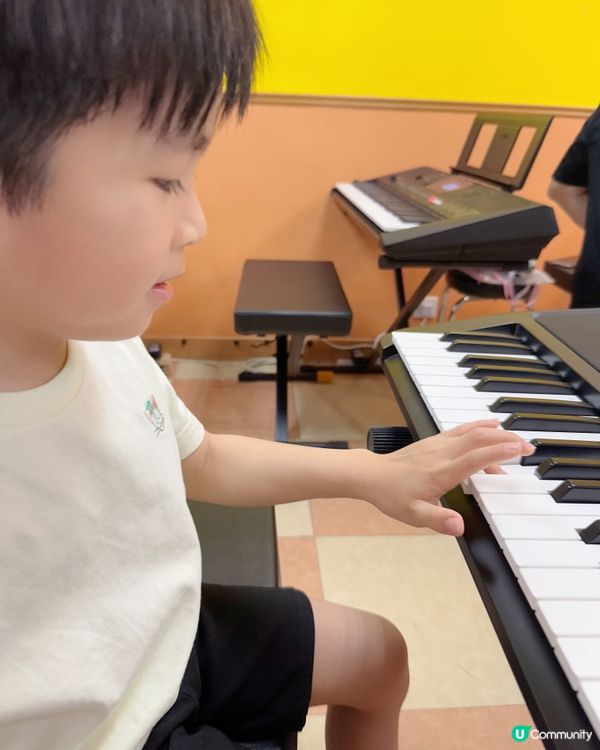 Adrian仲咩企左係通利門口? 因為佢等緊佢至愛嘅Ming...