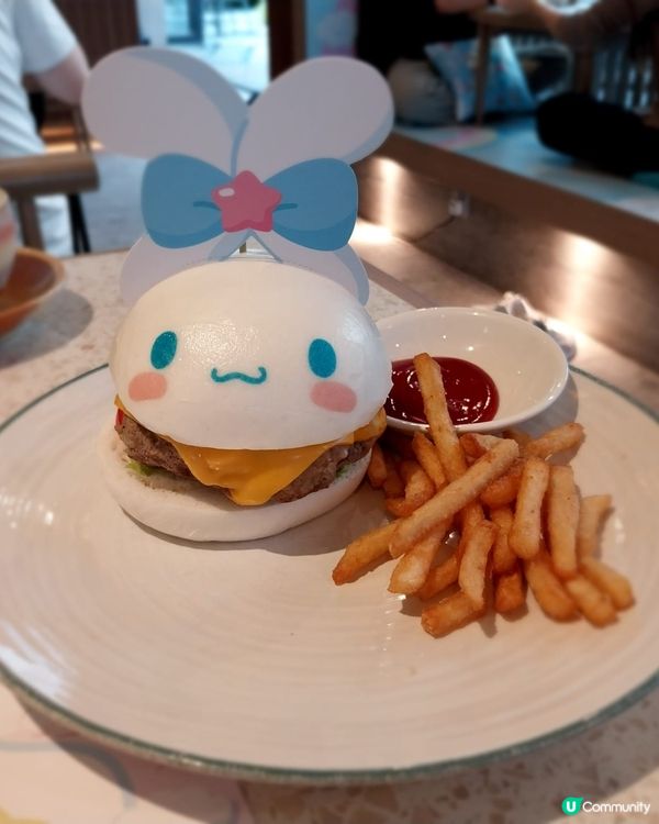 啟德的肉桂捲茶点很美味，也參觀了崇光百貨，那裡有各種各樣漂亮...