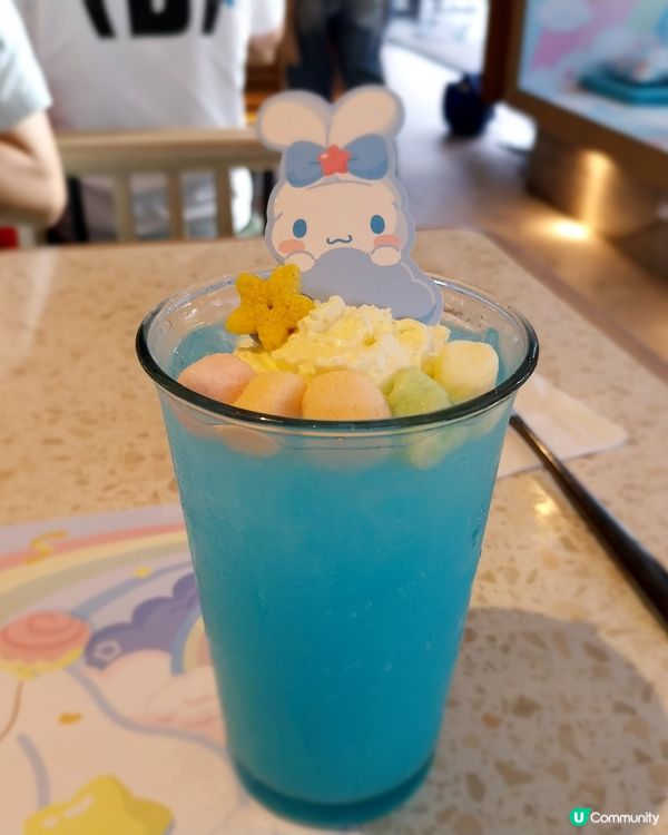 啟德的肉桂捲茶点很美味，也參觀了崇光百貨，那裡有各種各樣漂亮...