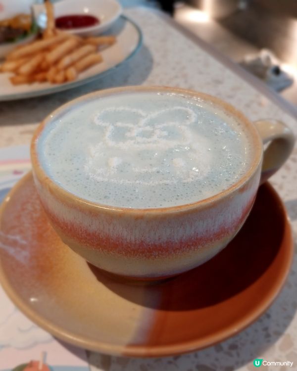 啟德的肉桂捲茶点很美味，也參觀了崇光百貨，那裡有各種各樣漂亮...